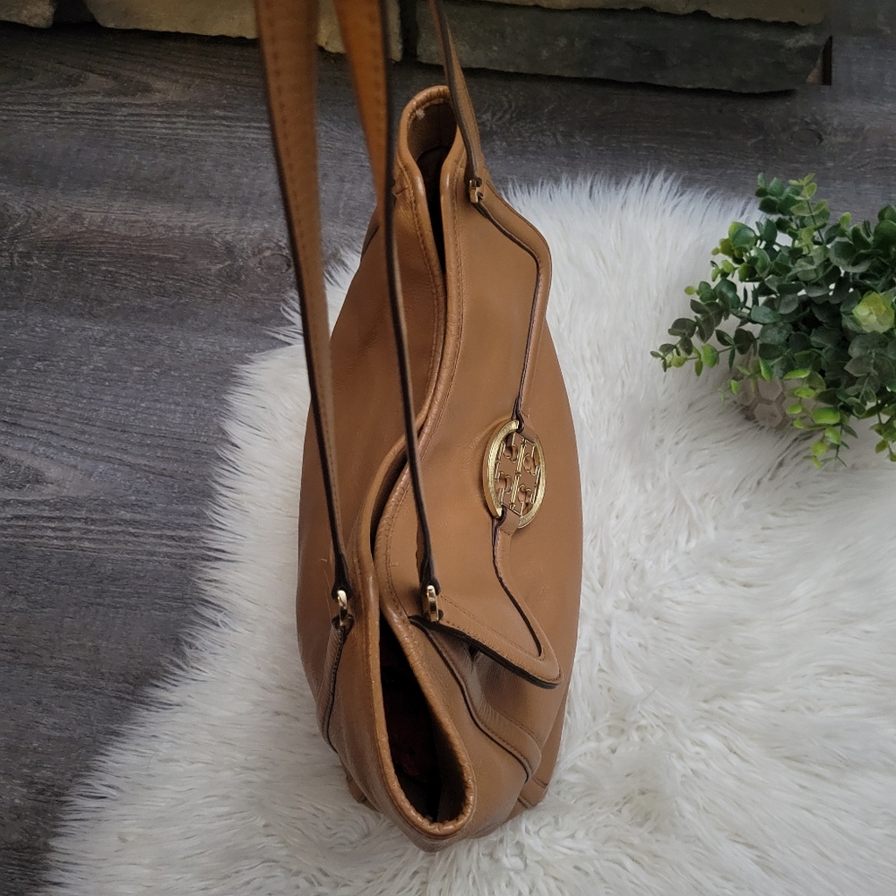Tory Burch Amanda Easy Tote Bag in tan - Picture 6 of 16